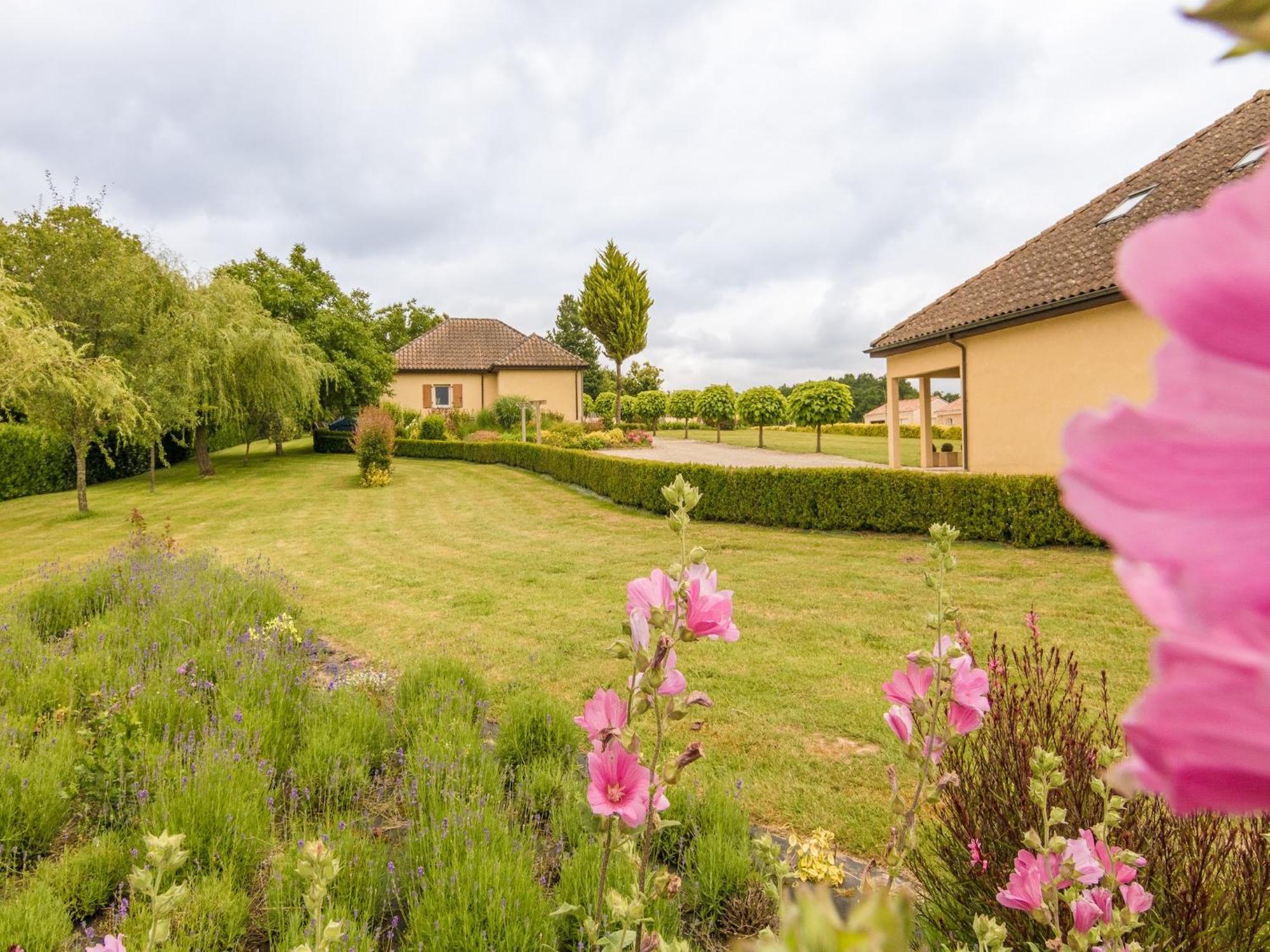 Modern Holiday Home In Aquitaine Сен-Нексан Экстерьер фото